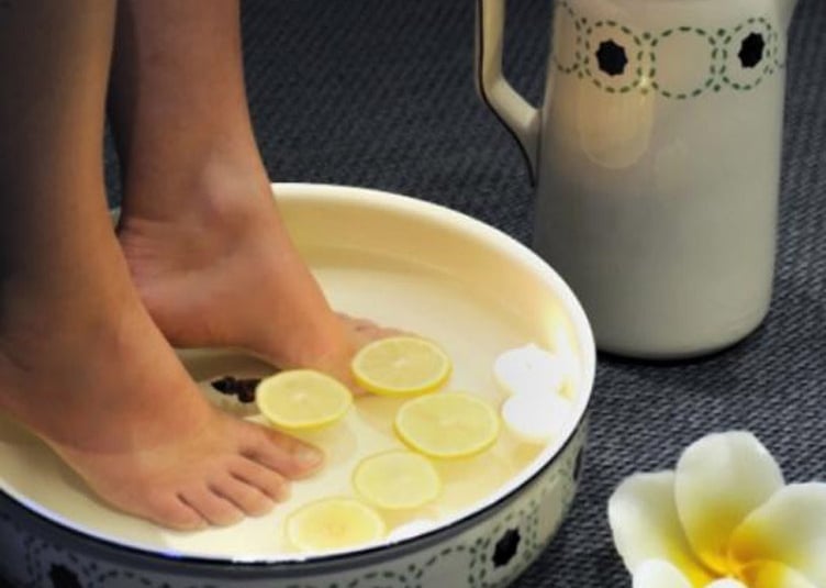bain de pied pour enlever la corne